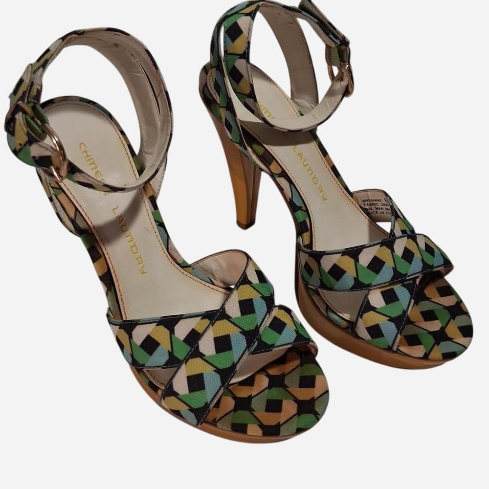 Womens Chinese Laundry sandals with geometric pattern size 6